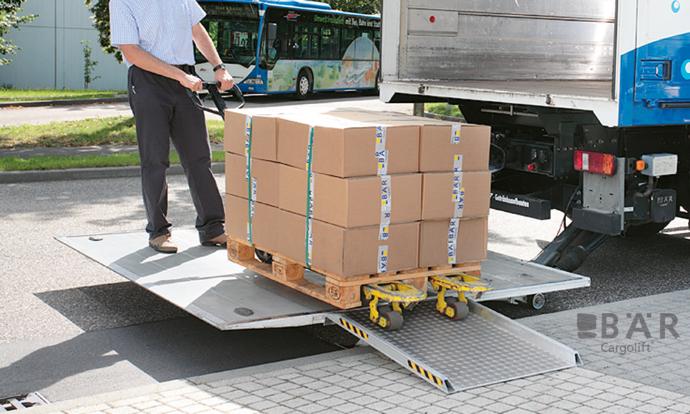 Le conducteur accède à la plate-forme du hayon élévateur Bar via une passerelle d'accès au trottoir.