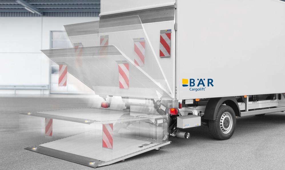 La plateforme du hayon élévateur BAR qui s'ouvre d'abord et s'abaisse ensuite