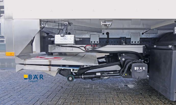 Vue de coté d'un hayon rétractable BAR en position route sous le chassis du camion
