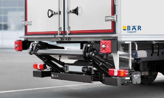 Hayon élévateur Bar repliable, en position route, incliné sous le camion