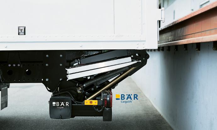 Vue latérale du hayon élévateur Bar en position route