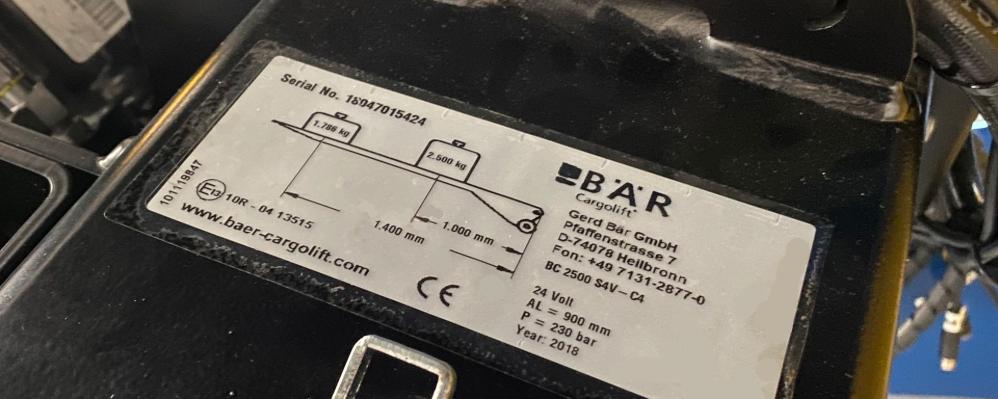 Plaque signalétique d'un hayon élévateur BC 2500 S4V -C4 collée sur un tube porteur