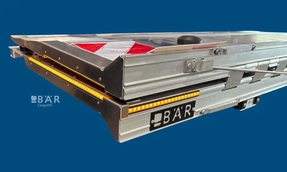 Plateforme repliée d'un Bar Cargolift RetFalt, avec bord lumineux clignotant NightGuide